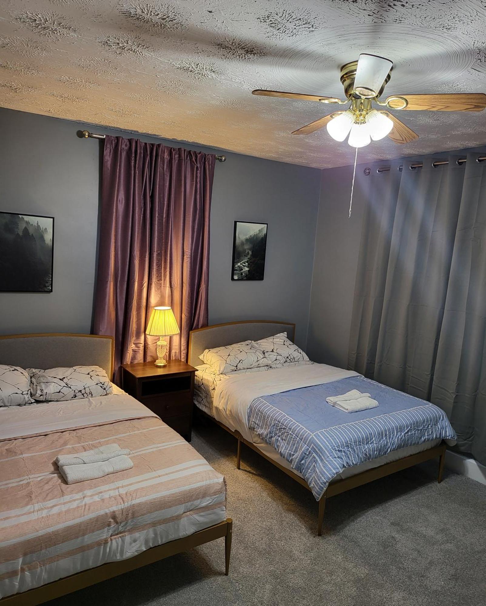 Guest Room With Two Double Beds In Columbus Oh, Airport Location Extérieur photo