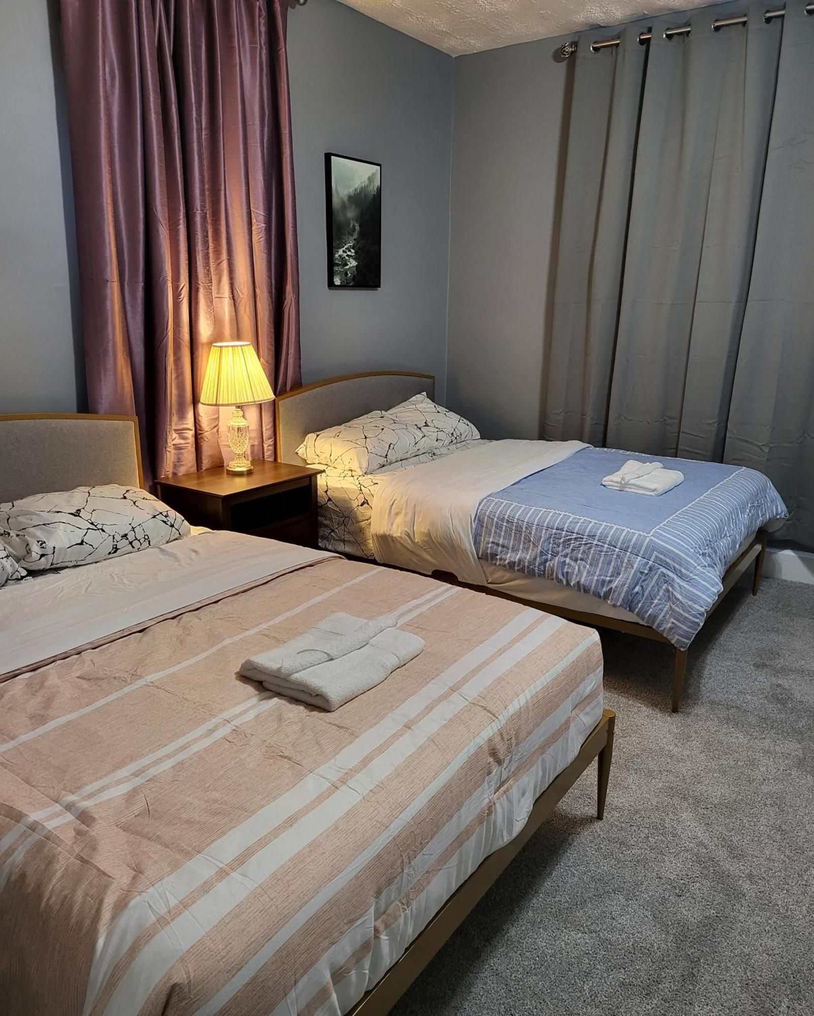 Guest Room With Two Double Beds In Columbus Oh, Airport Location Extérieur photo